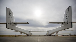 Illustration for article titled El cofundador de Microsoft, Paul Allen, muestra al resto de los mortales el avión más grande del mundo